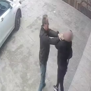 Cam&ecirc;ra registra momento de agress&atilde;o 