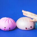 Squishy Dumpling possuem cores transl&uacute;cidas, glitter e um rosto desenhado. 