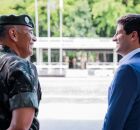 Prefeito do Recife ao lado do general.