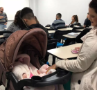 Mãe com filho na faculdade.