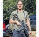 Carlos Bolsonaro com arma.