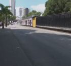 Passageiros no Recife esperando ônibus em parada.