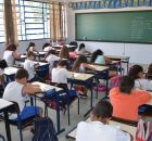 Estudantes em sala de aula.