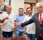 Eduardo Hon&oacute;rio assina termo de compromisso. 