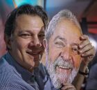 Haddad com cartaz de Lula - Ricardo Stuckert