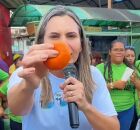 Clarissa Tércio com uma laranja na mão.