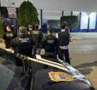 Polícia Civil cumpre mandados por desvio de 500 mil pares de luvas em crimes durante a pandemia.