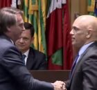 O então presidente Jair Bolsonaro cumprimenta o ministro do STF, Alexandre de Moraes