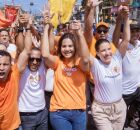 Mirella Almeida recebe Raquel Lyra em caminhada cultural no bairro de Peixinhos.
