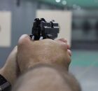Arma em estande de tiro