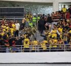 Fora do estádio a confusão continuou e um adolescente de 17 anos acabou atingido por uma bomba caseira.