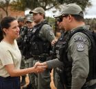 Raquel Lyra com policiais militares.