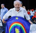 Presidente Lula segurando a bandeira de Pernambuco.