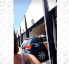 Travesti exp&otilde;e PMs fardados em motel