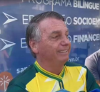 BOLSONARO vota no RJ e ironiza: "Lula, um l&iacute;der popular sem o voto do povo"