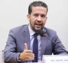 Deputado Federal, Andr&eacute; Janones falando no microfone. 