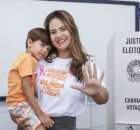 Candidata Mirella Almeida com seu filho na cabine de vota&ccedil;&atilde;o. 