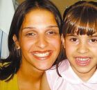 Isabella Nardoni com a m&atilde;e Ana Carolina Oliveira. 