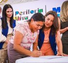 Governadora Raquel Lyra junto a moradora de um dos im&oacute;veis assinando contrato. 