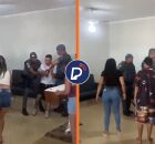 PMs invadem vel&oacute;rio e agridem familiares de jovens mortos.