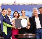 Professora Elcione Ramos ao lado da Governaora Raquel Lyra. 