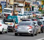 Carros no tr&acirc;nsito.