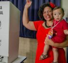 Dani Portela com filho em local de vota&ccedil;&atilde;o.
