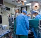 M&eacute;dicos realizando procedimento.