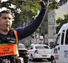 Agente da CTTU orientando tr&acirc;nsito do Recife.