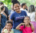 M&atilde;e com duas crian&ccedil;as.