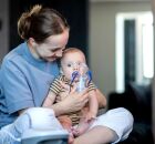 M&atilde;e cuida de filho