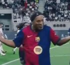 BRUXARIA! Ronaldinho Ga&uacute;cho faz GOLA&Ccedil;O de falta em partida entre Real Madrid e Barcelona masters