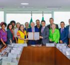 Lula sanciona lei que indeniza agentes de sa&uacute;de que utilizam o pr&oacute;prio ve&iacute;culo durante o trabalho