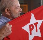 Presidente Lula com a bandeira do PT. 