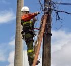 Neoenergia inicia retirada de fios irregulares no Recife Antigo.