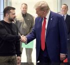 Zelensky apertando a m&atilde;o de Trump.