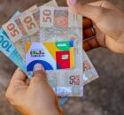 Dinheiro e cart&atilde;o do bolsa fam&iacute;lia.