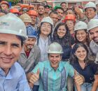 Silvio Costa Filho junto de trabalhadores da ind&uacute;stria naval.