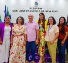 Jogli Uch&ocirc;a ao lado de mulheres.