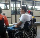 Pessoas com defici&ecirc;ncia em ponto de &ocirc;nibus.