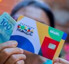 Dinheiro e cart&atilde;o do Bolsa Fam&iacute;lia.