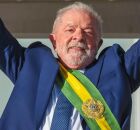 Lula com faixa presidencial ap&oacute;s pleito de 2022.