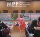 Trans dan&ccedil;ando em evento do MPF.