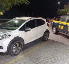 O motorista e passageiro do ve&iacute;culo alegaram que receberam o carro no Terminal Rodovi&aacute;rio de Passageiro (TIP) no Recife, mas n&atilde;o souberam informar o nome da pessoa que entregou.