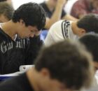Estudantes v&iacute;timas de bullying apresentam desempenho inferior em avalia&ccedil;&otilde;es internacionais. 