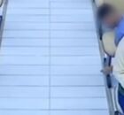 Mulher tem celular furtado por homem enquanto orava de olhos fechados na igreja