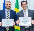 Prefeito Vin&iacute;cius Labanca e seu vice, Lucca com a diploma&ccedil;&atilde;o.