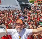 Lula no meio do povo. 