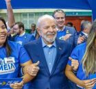 Lula abra&ccedil;ado com estudantes que recebem o P&eacute;-De-Meia.