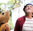 Alceu Valen&ccedil;a e homem com m&aacute;scara da la ursa.